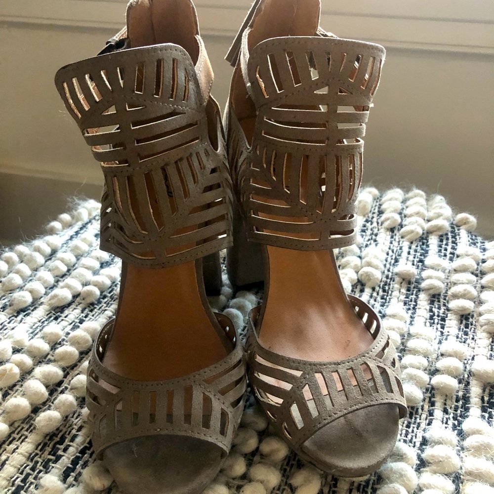 Open-toe chunky women heels
